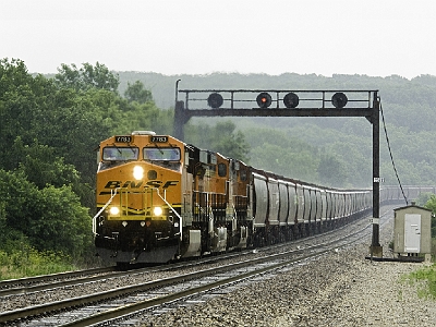 BNSF 7783 at MP252 by Des Moines River, MO on 18 June 2007.jpg